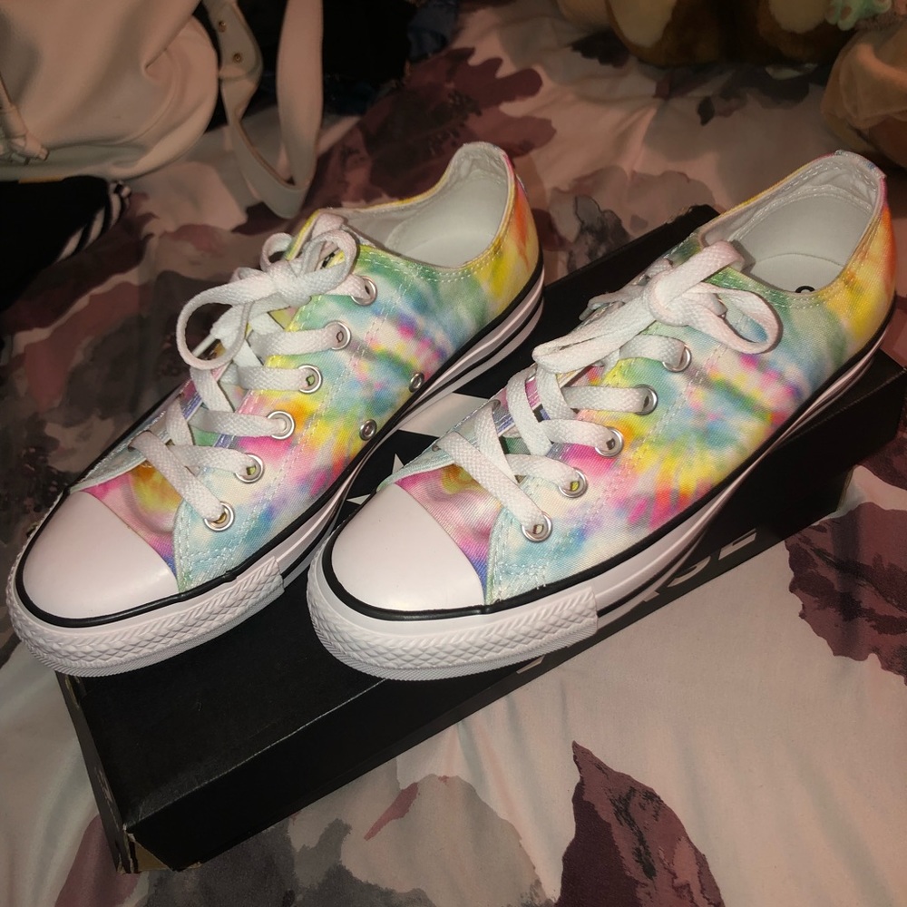Tie-dye low top converse